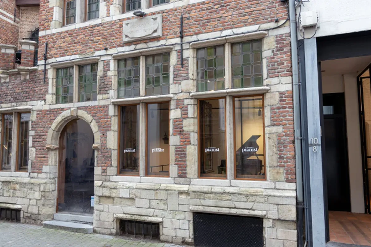 The stone and brick facade of the Diephuis with its leaded windows