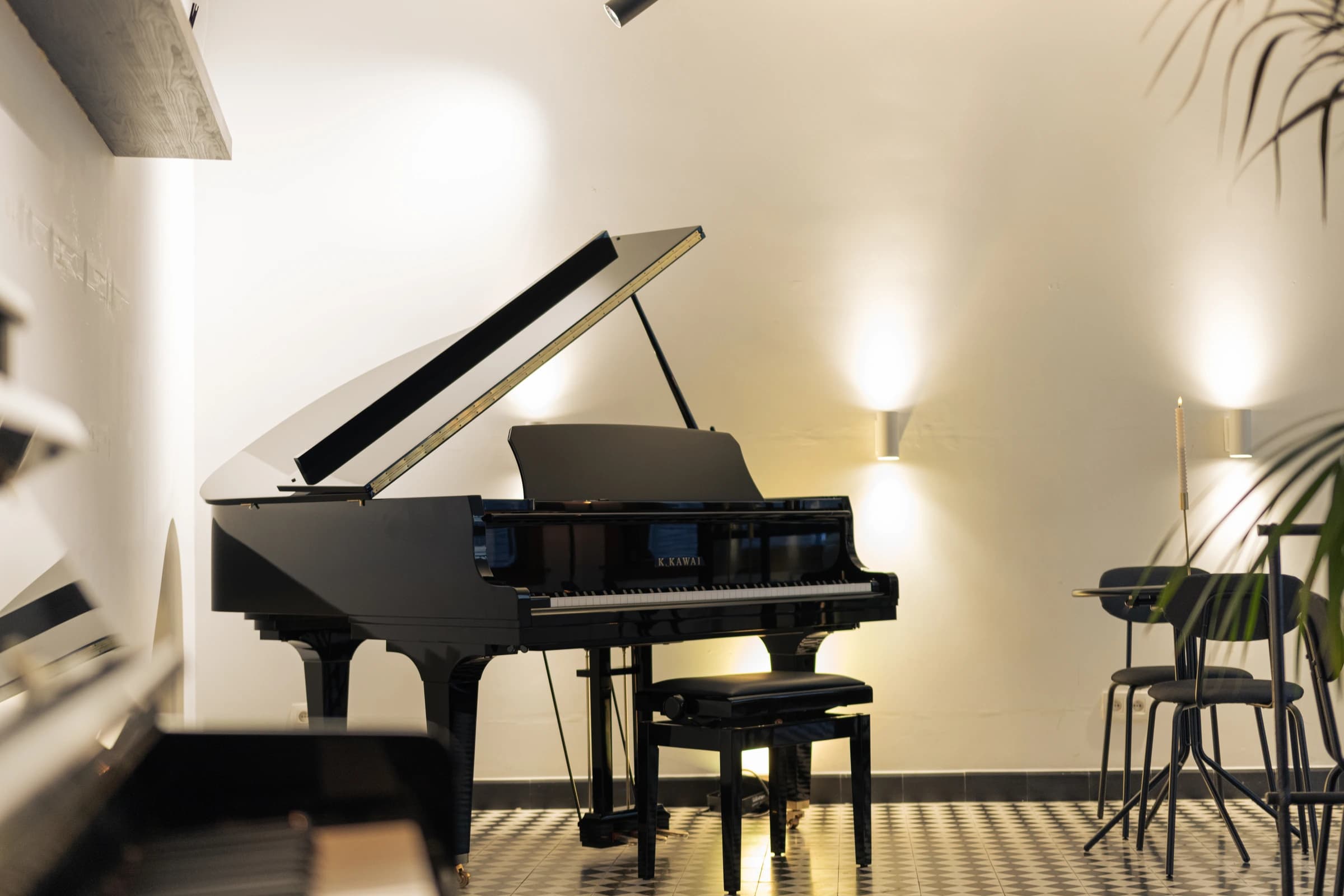 Zwarte vleugelpiano in het pianobelevingscentrum