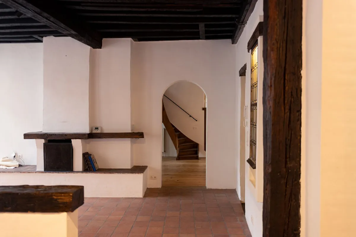 Historisch interieur met balkenplafond in het pianobelevingscentrum
